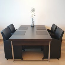 Neuvottelypöytä ja neljä tuolia